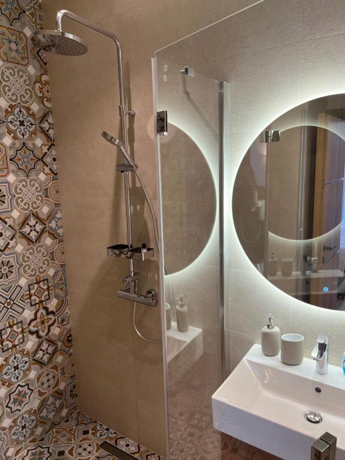 Rose Downtown Apartment พอดโกริกา ภายนอก รูปภาพ